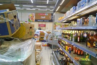 „Sáhl jsem po limitovaném energy drinku z palety a prodavač na mě křičel před plným obchodem,“ popisuje zákazník